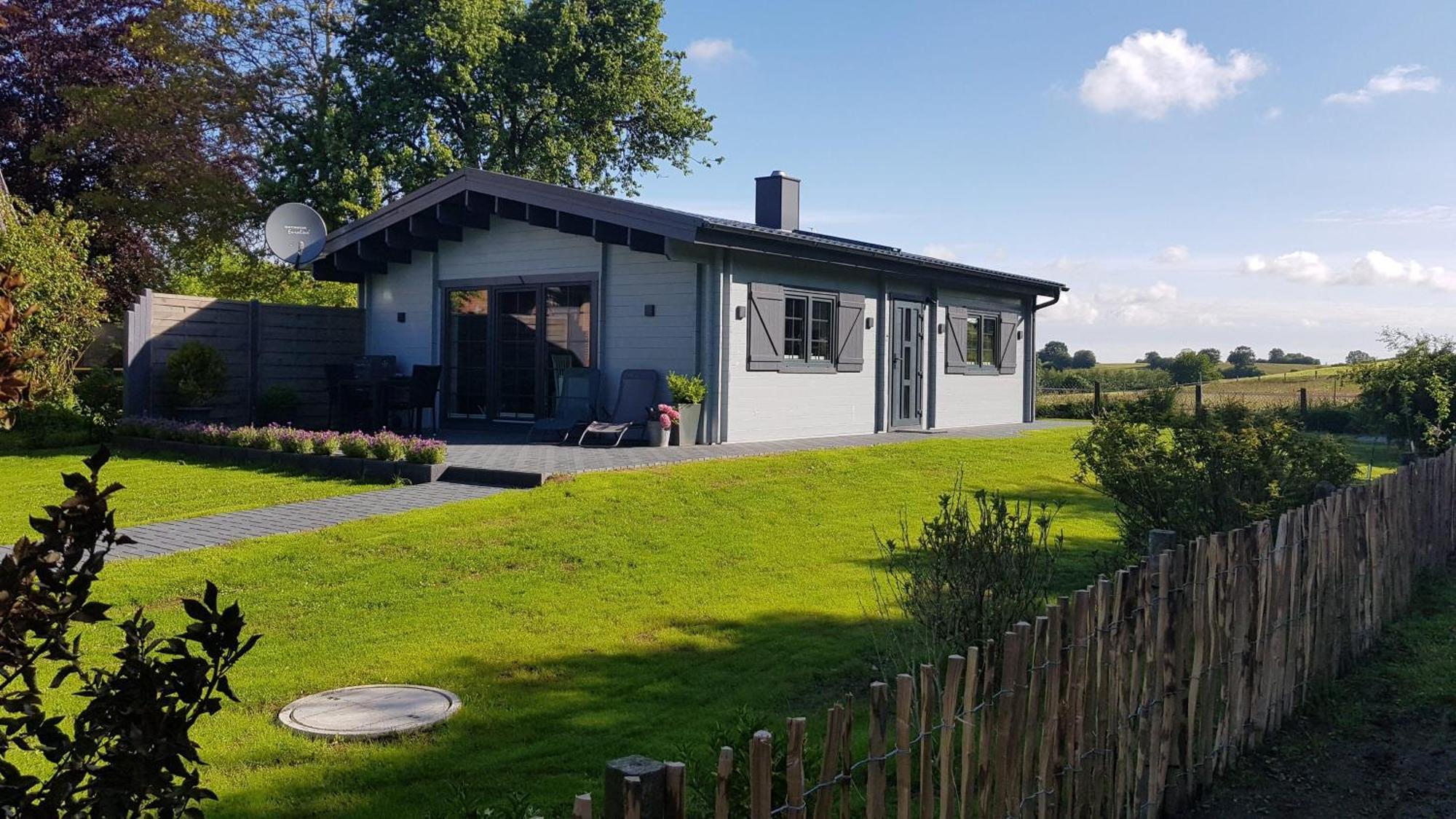 Idyllisches-Blockbohlenhaus-Mit-Eigenem-Garten-Und-Sauna-Zum-Wohlfuehlen Martensrade Exteriör bild