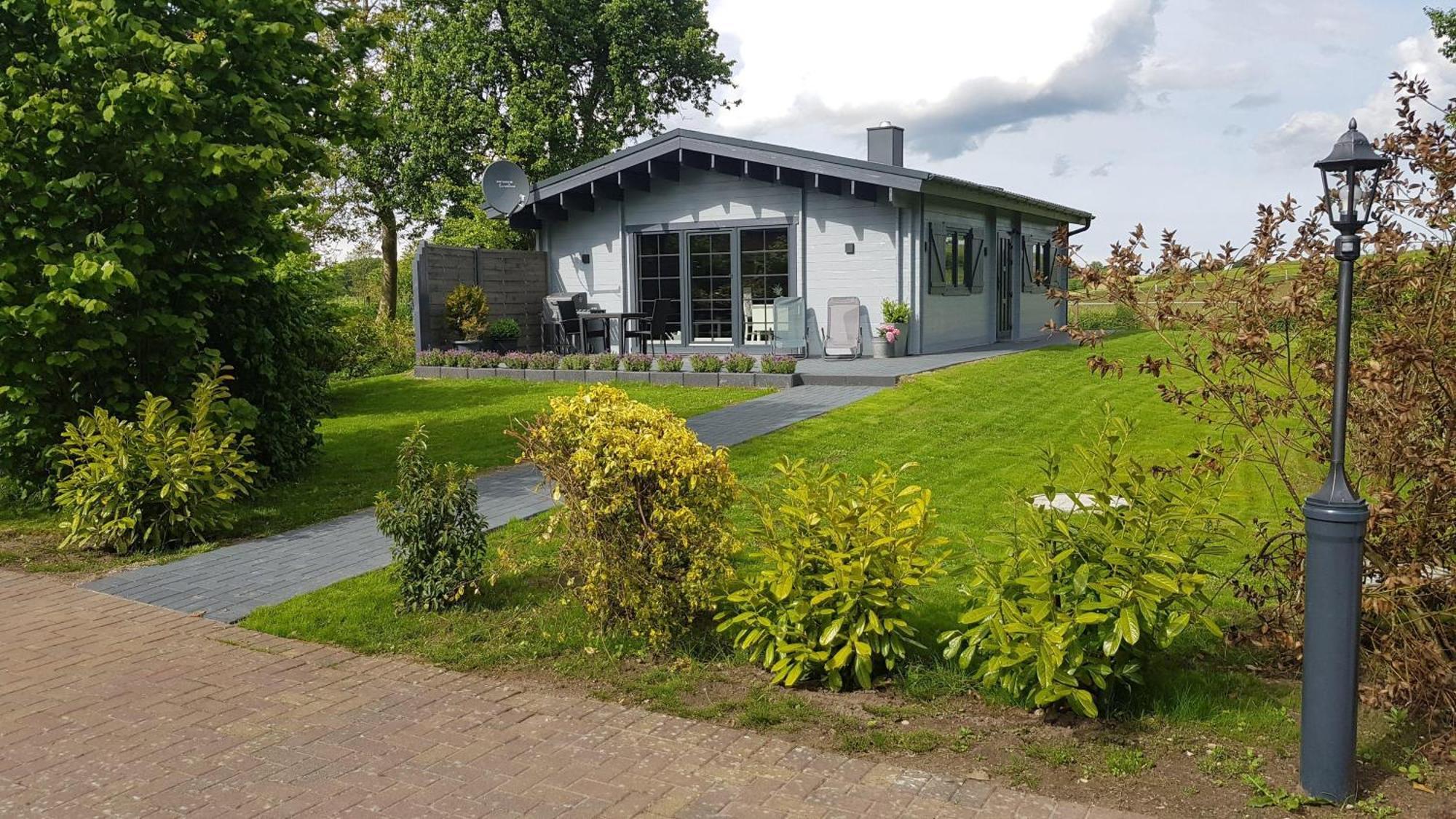 Idyllisches-Blockbohlenhaus-Mit-Eigenem-Garten-Und-Sauna-Zum-Wohlfuehlen Martensrade Exteriör bild